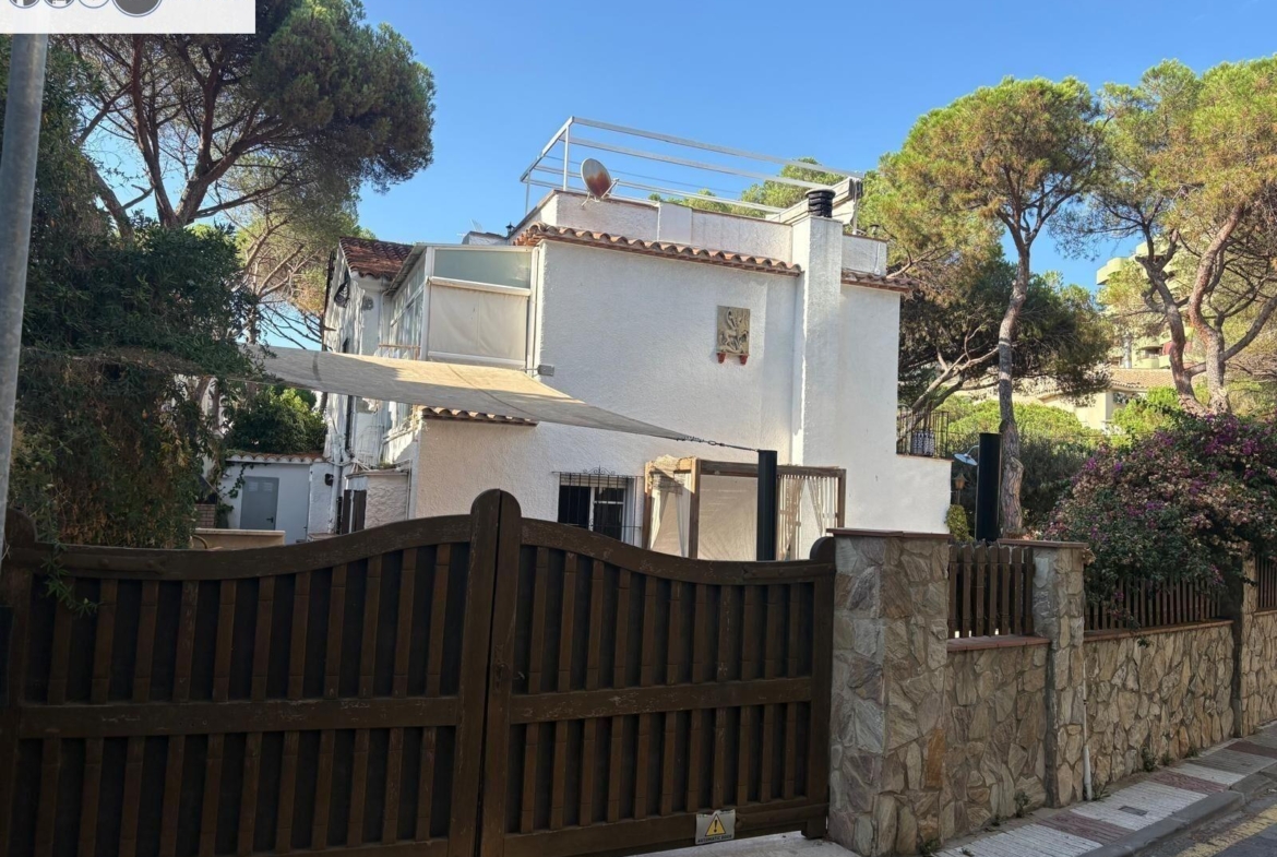Chalet en venta en situacion privilegiada cerca del mar en Platja D’Aro – v-20180