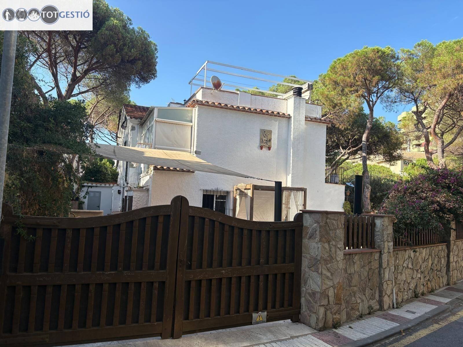 Chalet en venta en situacion privilegiada cerca del mar en Platja D’Aro – v-20180