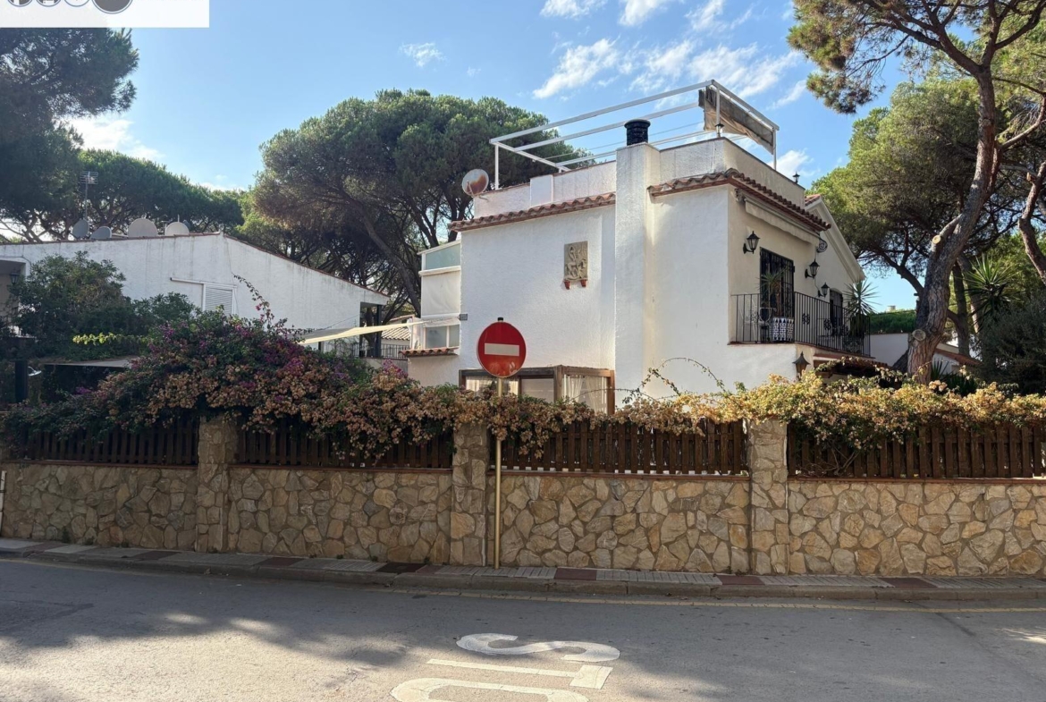 Chalet en venta en situacion privilegiada cerca del mar en Platja D’Aro – v-20180