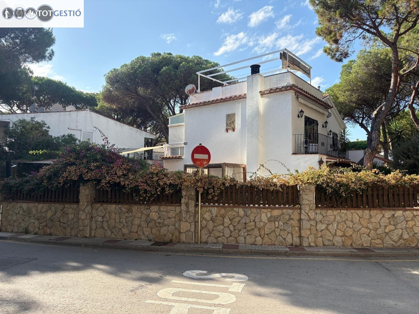 Chalet en venta en situacion privilegiada cerca del mar en Platja D’Aro – v-20180