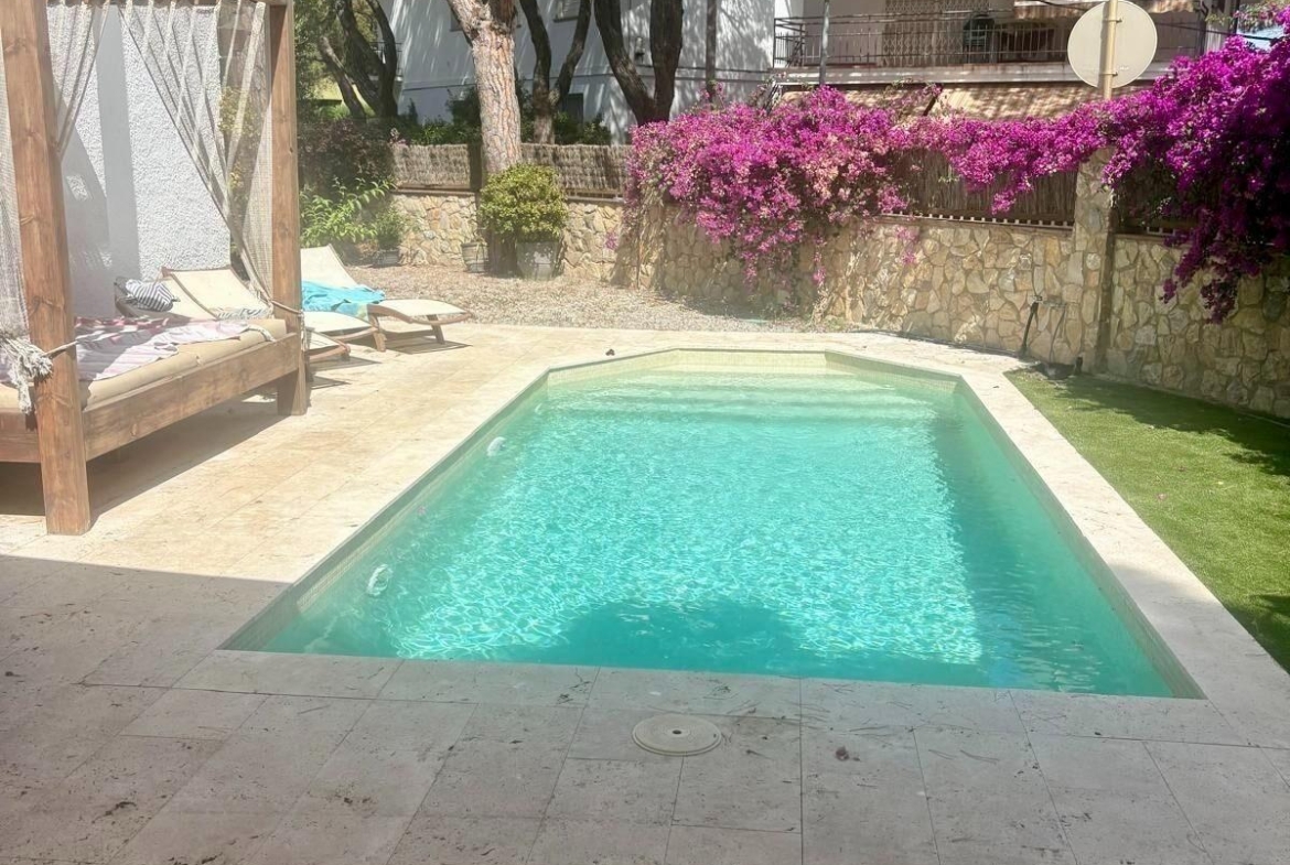 Chalet en venta en situacion privilegiada cerca del mar en Platja D’Aro – v-20180